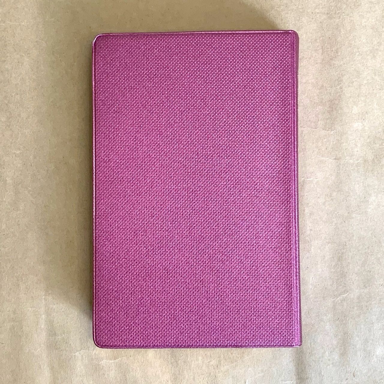 Библия 048 код E2 дизайн "Сердце", переплет искусственной кожи, цвет фиолетовый под ткань, формат 125*190 мм, золотой обрез, синодальный перевод, параллельные места по центру страницы, 2 закладки, шрифт 10-11 кегель, цветные карты