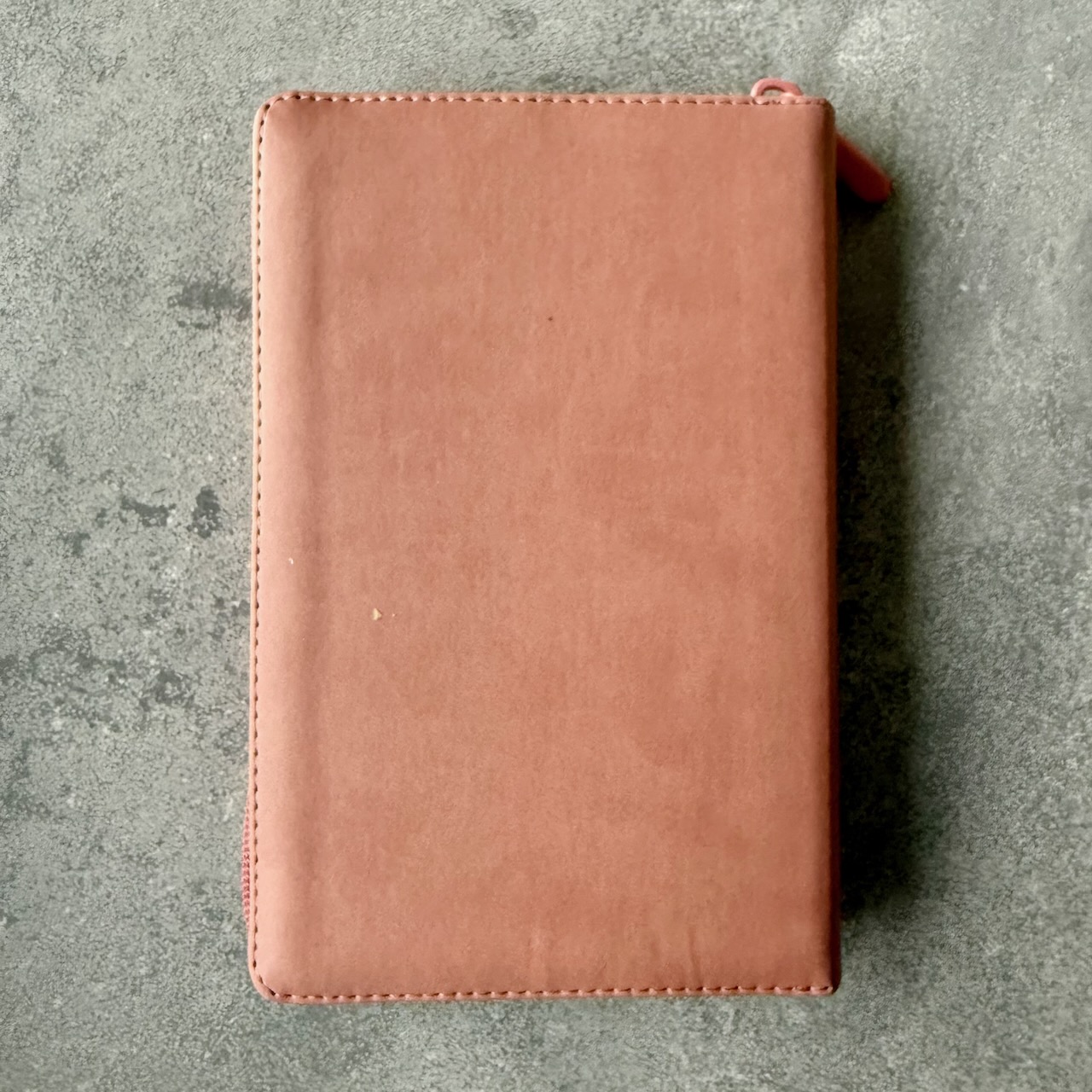 Библия 048 z код 25048-36 дизайн "термо штамп сердце", переплет из эко кожи на молнии, цвет персиковый, формат 125*195 мм