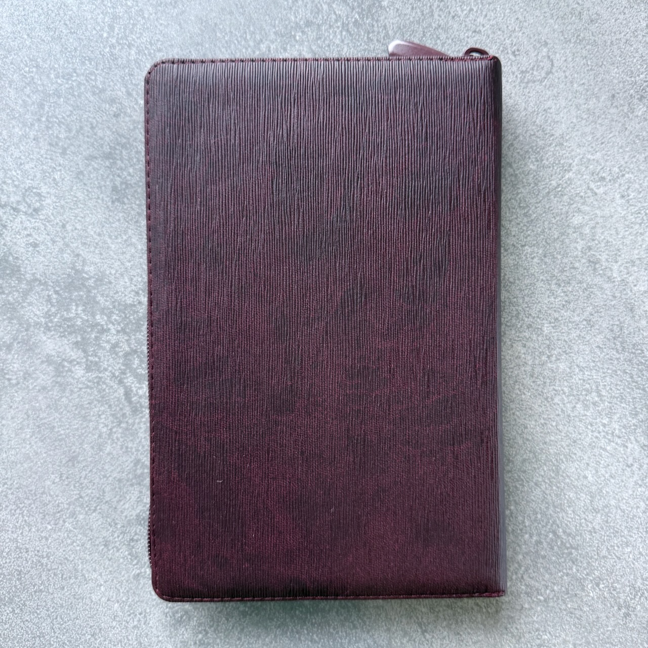 Библия 055z код 25055-54 термо штамп "руки молящегося", переплет из искусственной кожи на молнии, цвет темно-бордовый ребристый средний формат, 143*220 мм