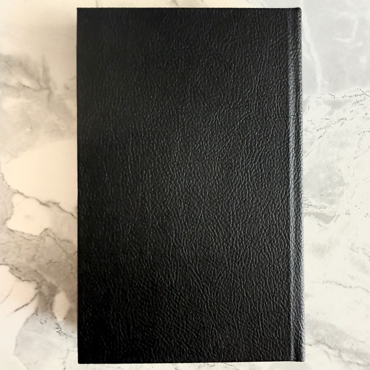 Библия 055 код 26055-49 дизайн "Библия с вензелем", твердый переплет обтянутый эко кожей, цвет черный, средний формат, 143*220 мм