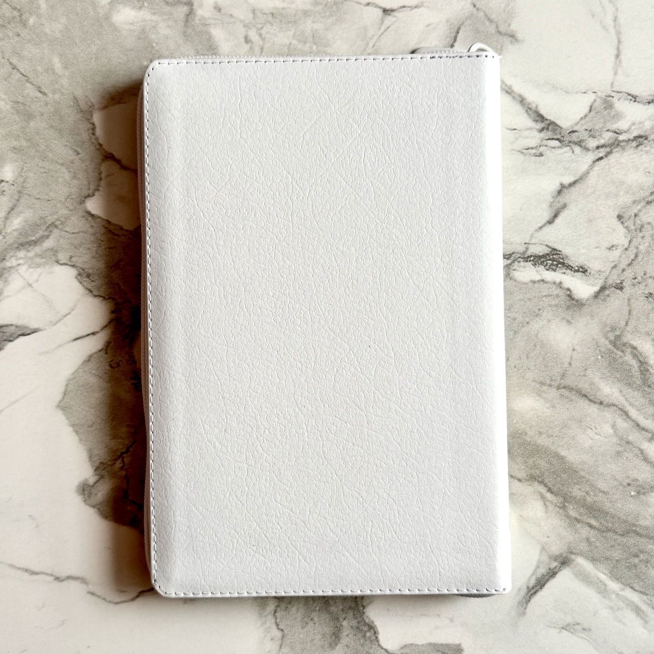 Библия 055z код 26055-10 слово "Библия с вензелем", кожаный переплет на молнии, цвет белый пятнистый, средний формат, 143*220 мм