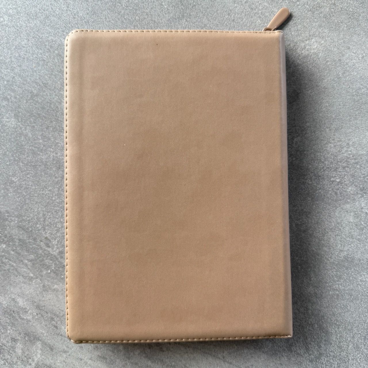 Дисконт. Черные точки на задней стороне обложке справа от центра. Библия 076zti код 25076-36, термо штамп "Терновый венец", переплет из эко кожи на молнии с индексами,  цвет серо-бежевый, размер 170x240 мм