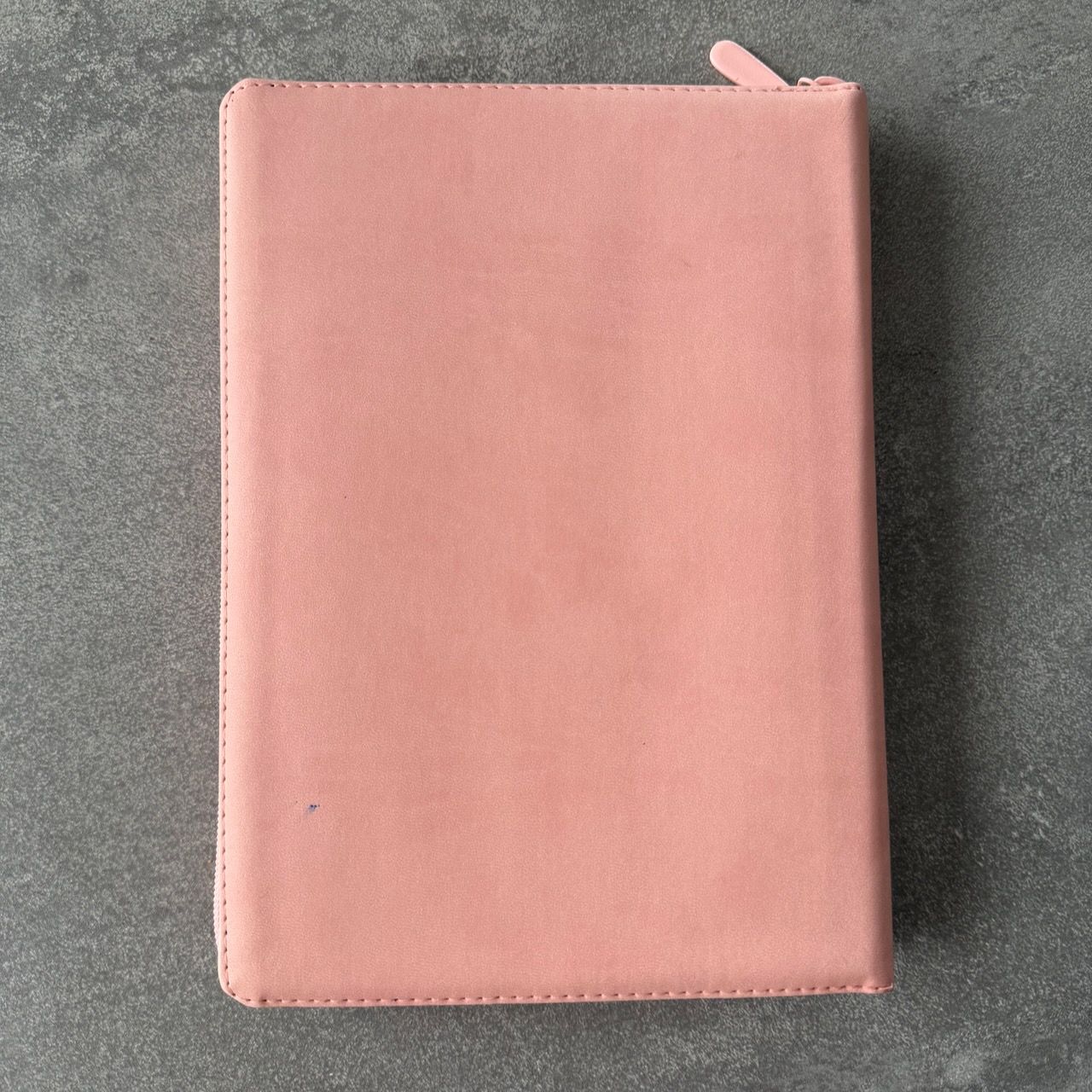 Дисконт №2. Синее пятнышко с задней стороны обложки. Библия 076z код 25076-45, дизайн "розово-золотое сердце", переплет из эко кожи на молнии,  цвет розово-золотой, размер 170x240 мм