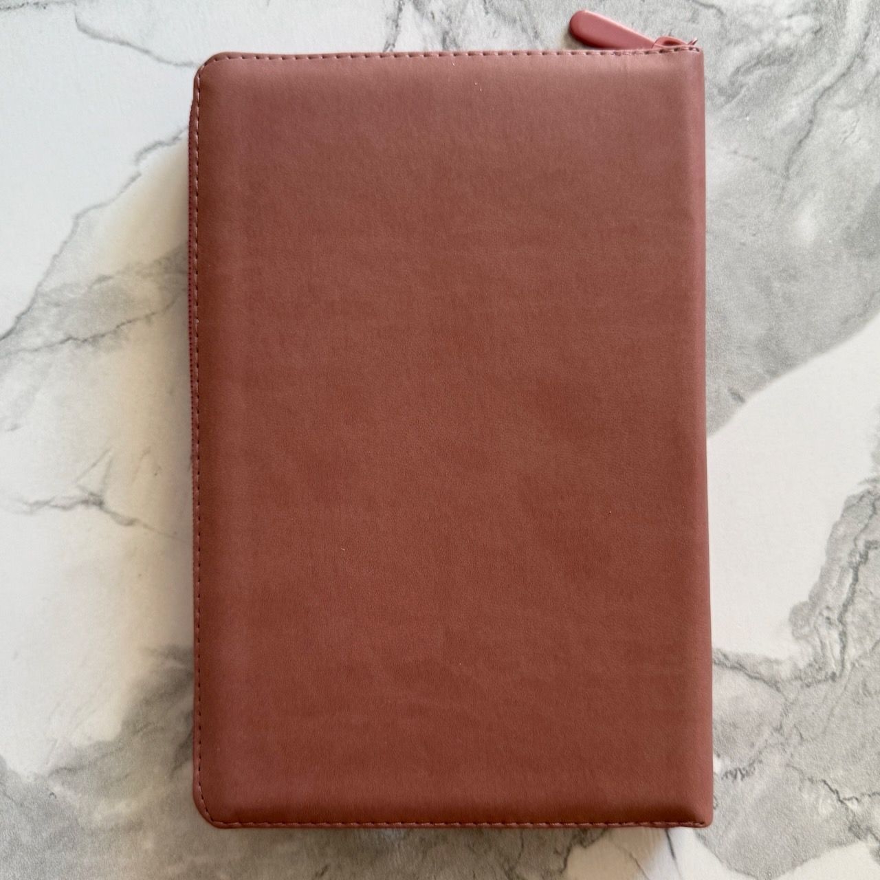 Библия 055 z код 26055-23 слово "Библия с вензелем", переплет из эко кожи на молнии, цвет персиковый, средний формат, 143*220 мм